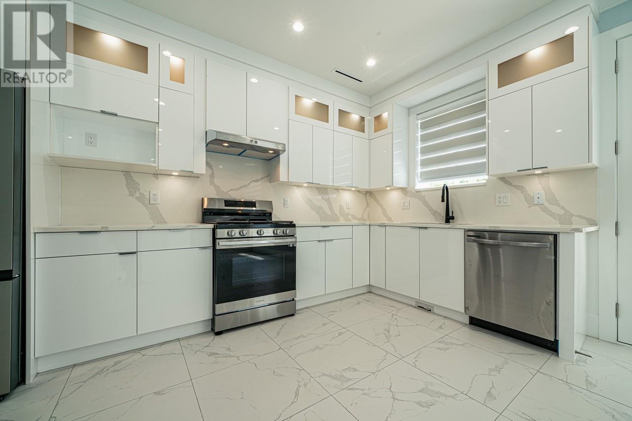 Listing Picture 7 of 19 : 2030 E 44TH AVENUE, Vancouver / 溫哥華 - 魯藝地產 Yvonne Lu Group - MLS Medallion Club Member