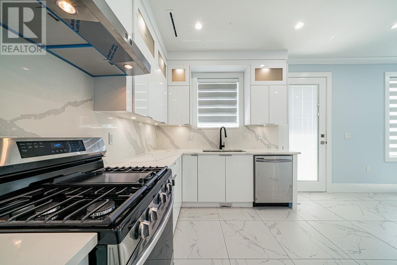 Listing Picture 8 of 19 : 2030 E 44TH AVENUE, Vancouver / 溫哥華 - 魯藝地產 Yvonne Lu Group - MLS Medallion Club Member