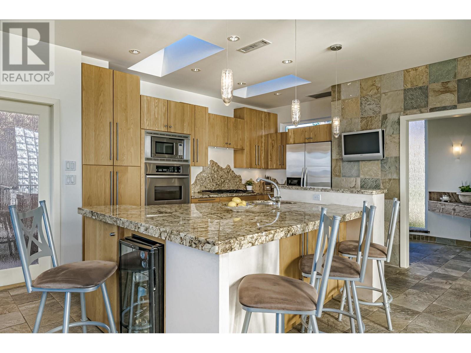 21 Hythe Avenue, Burnaby, British Columbia  V5B 3H6 - Photo 14 - R2795055