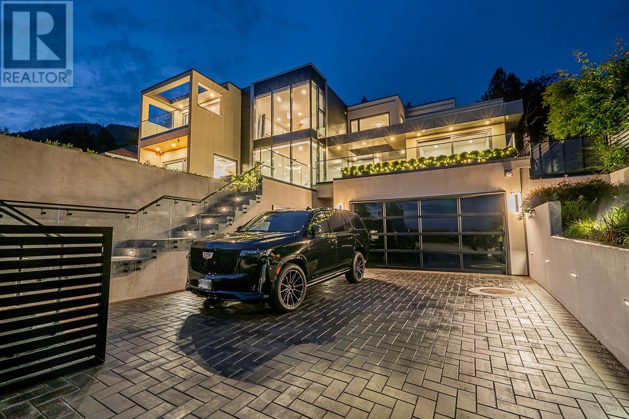 392 Ventura Crescent, North Vancouver, British Columbia  V7N 3G6 - Photo 2 - R2791733