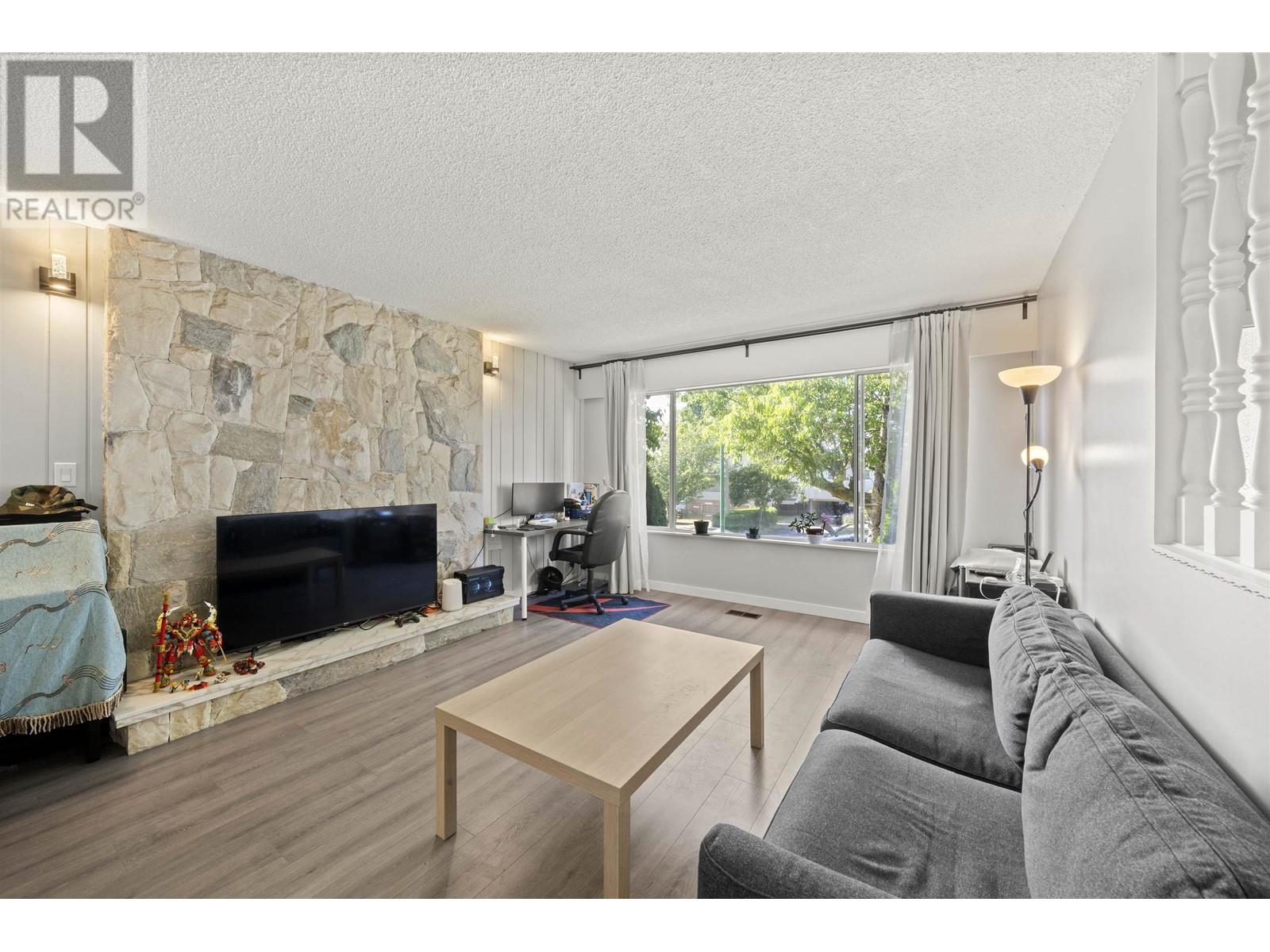 6295 Napier Street, Burnaby, British Columbia  V5B 2B9 - Photo 2 - R2795484