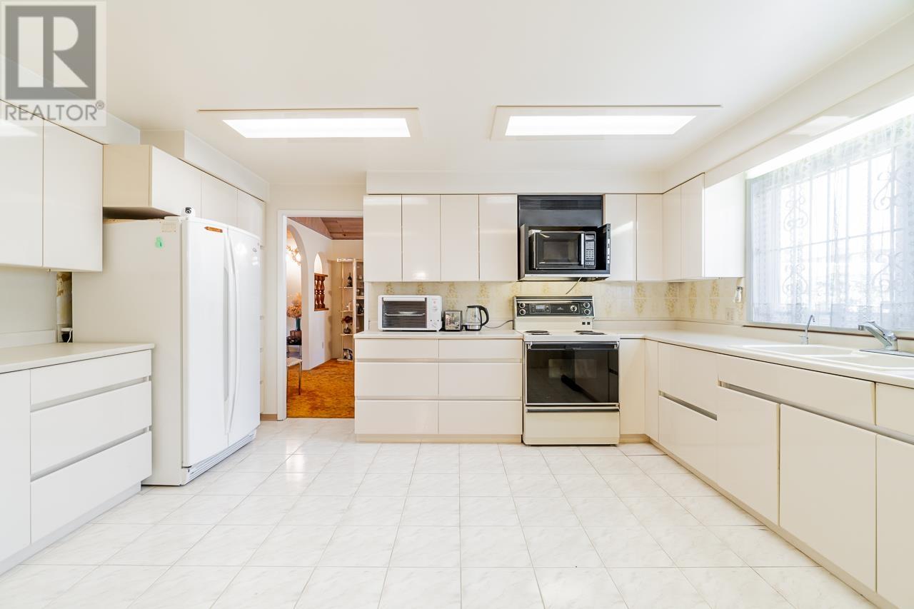 7253 Queenston Court, Burnaby, British Columbia  V5A 3M5 - Photo 10 - R2797154