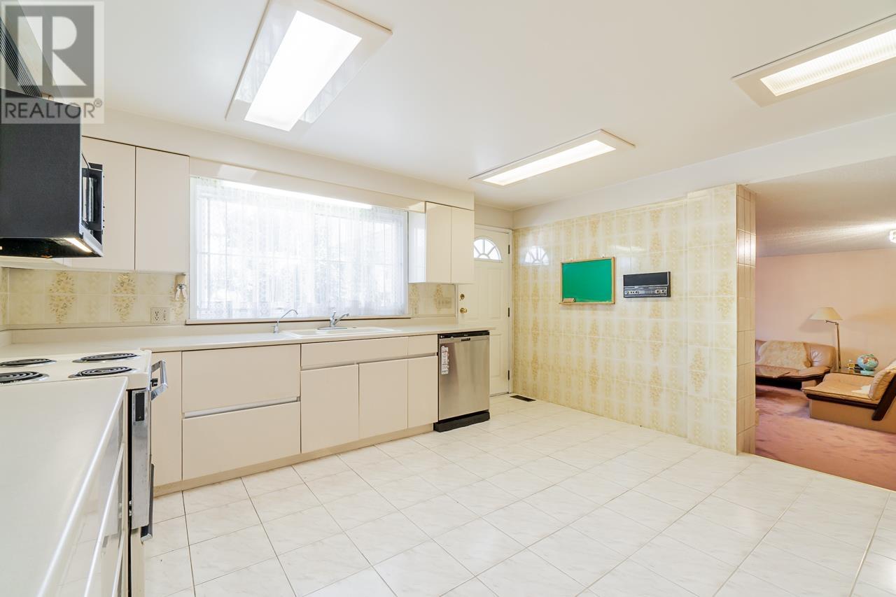7253 Queenston Court, Burnaby, British Columbia  V5A 3M5 - Photo 8 - R2797154