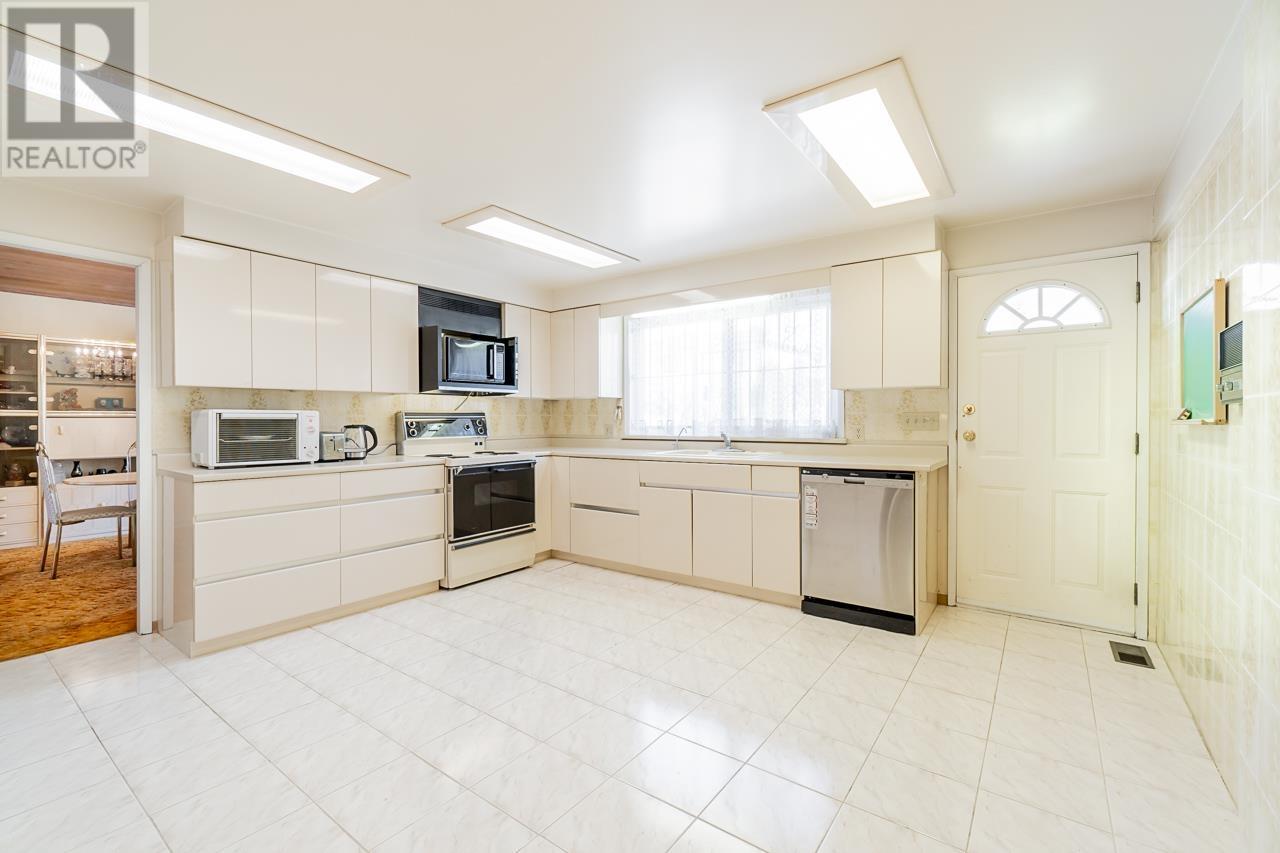 7253 Queenston Court, Burnaby, British Columbia  V5A 3M5 - Photo 9 - R2797154