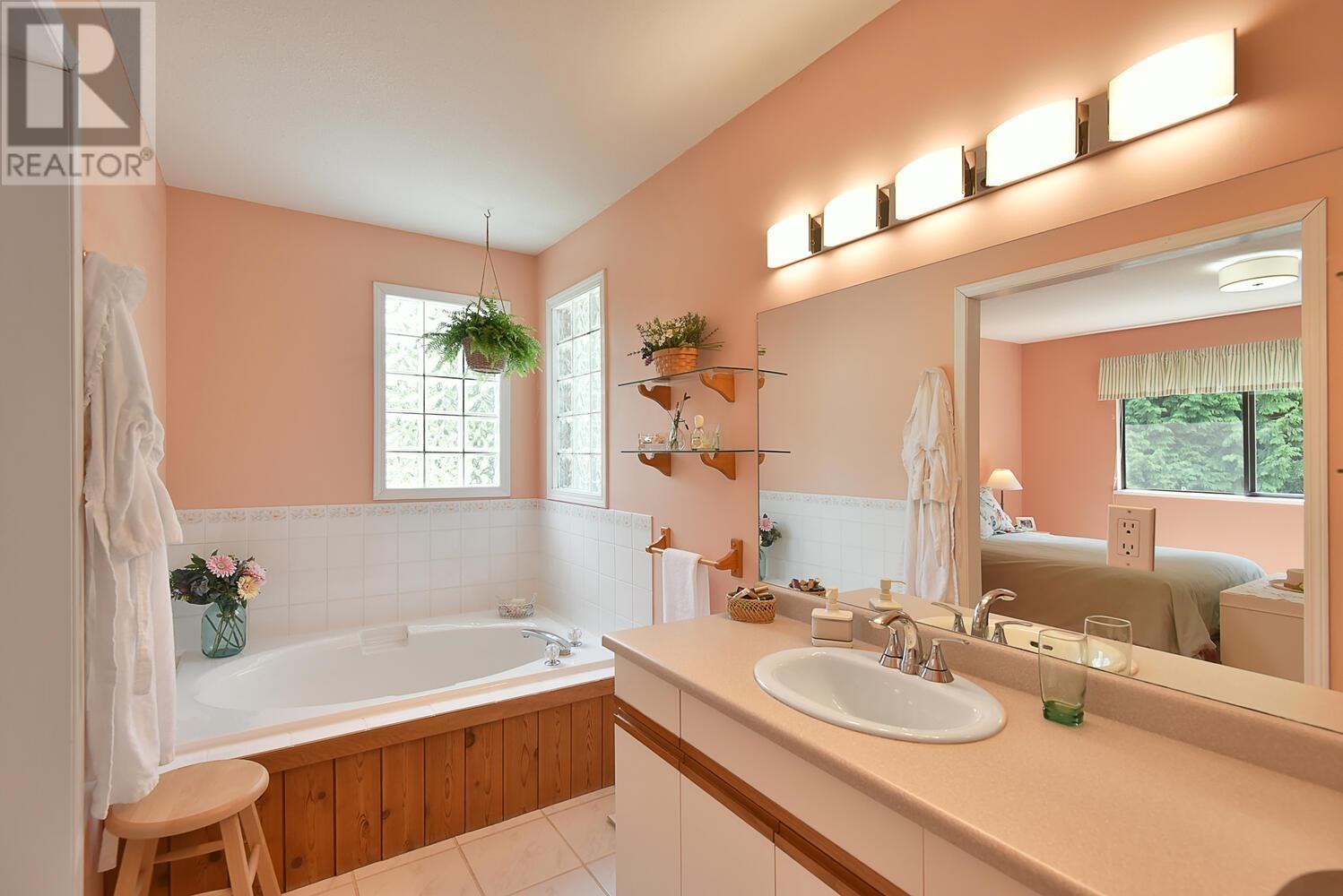 7865 Lohn Road, Halfmoon Bay, British Columbia  V7Z 1C5 - Photo 21 - R2797127