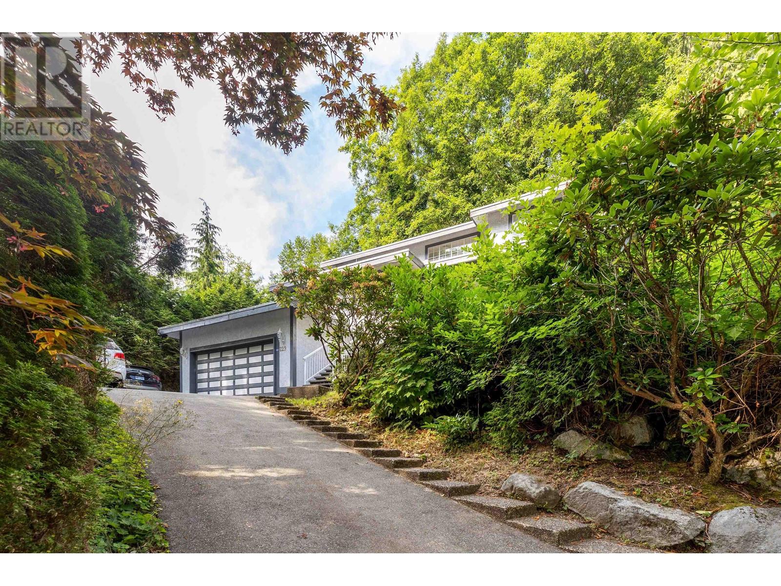 229 Rabbit Lane, West Vancouver, British Columbia  V7S 3B9 - Photo 2 - R2796642
