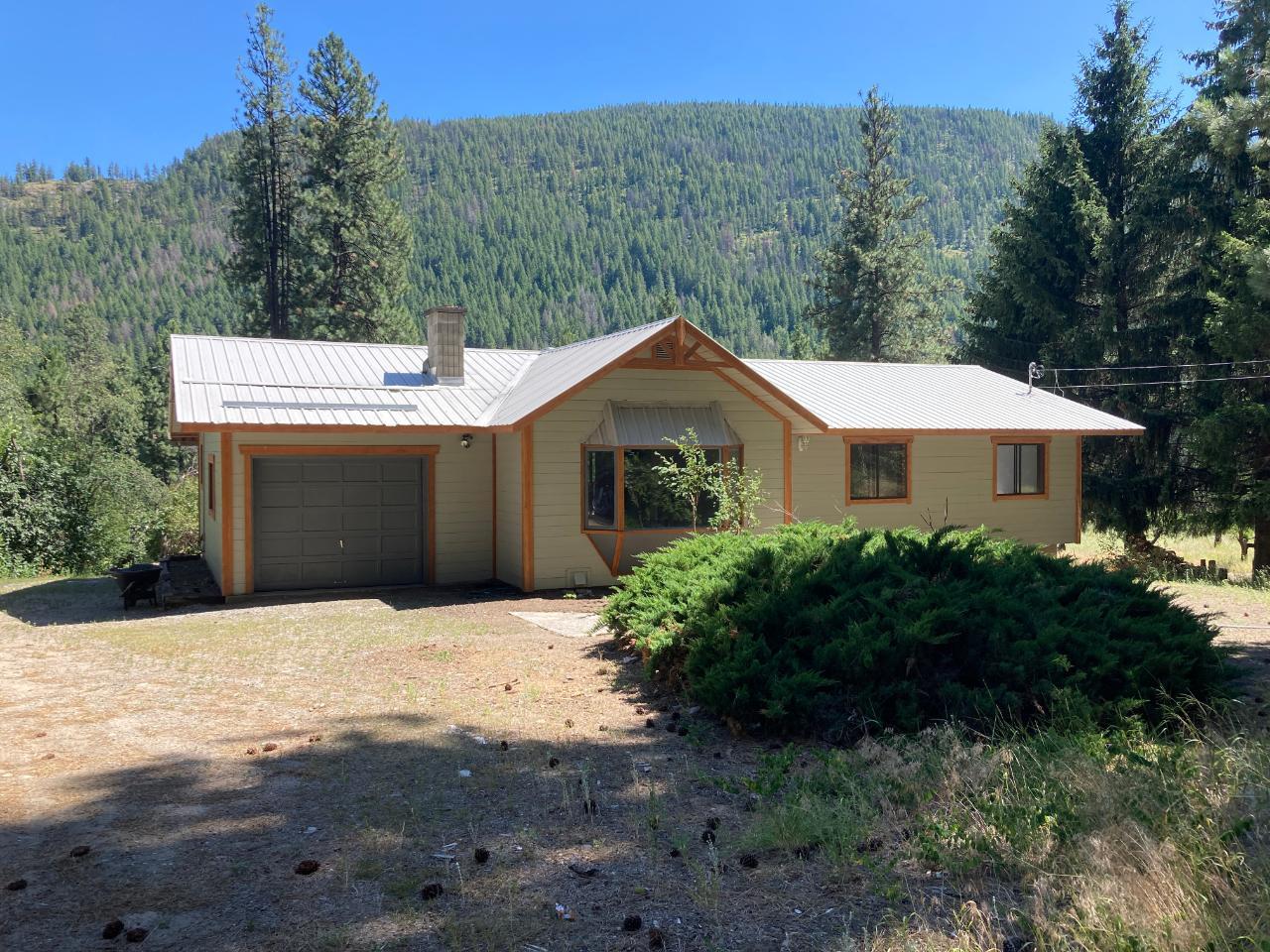 725 Highway 3, Cascade, British Columbia  V0H 1E0 - Photo 1 - 2471997