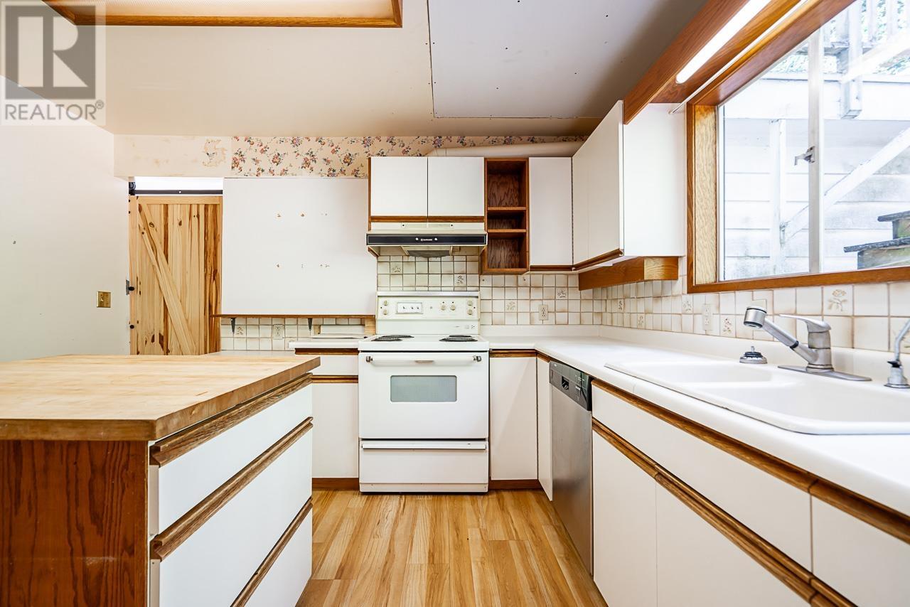 686 Crystal Court, North Vancouver, British Columbia  V7R 2B5 - Photo 13 - R2798224