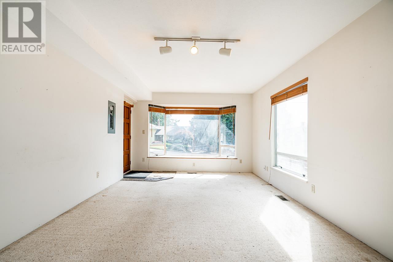 686 Crystal Court, North Vancouver, British Columbia  V7R 2B5 - Photo 17 - R2798224