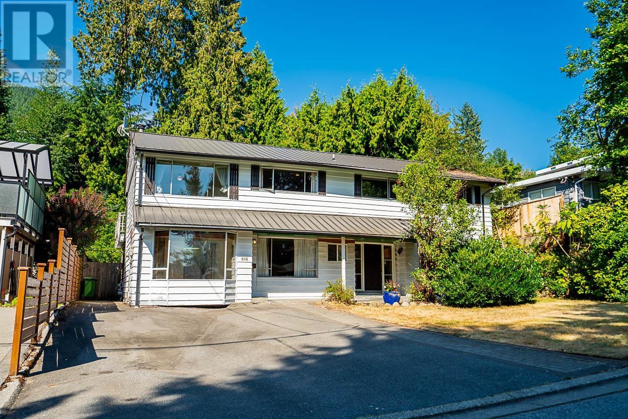 686 Crystal Court, North Vancouver, British Columbia  V7R 2B5 - Photo 2 - R2798224