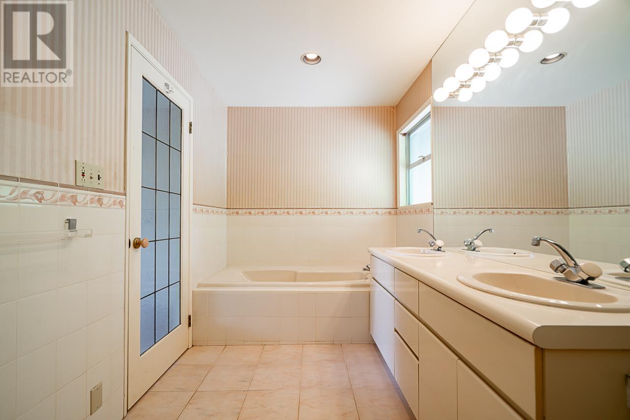 686 Crystal Court, North Vancouver, British Columbia  V7R 2B5 - Photo 28 - R2798224