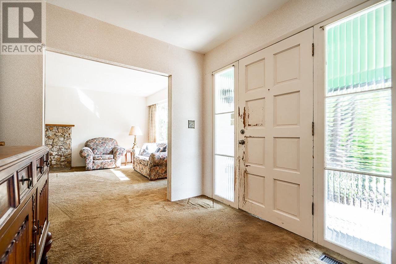 686 Crystal Court, North Vancouver, British Columbia  V7R 2B5 - Photo 3 - R2798224