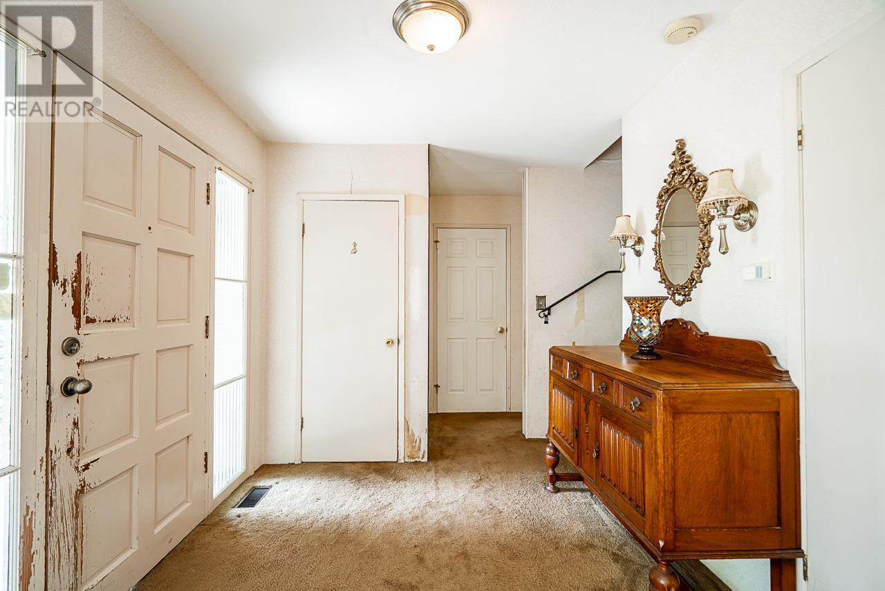 686 Crystal Court, North Vancouver, British Columbia  V7R 2B5 - Photo 4 - R2798224