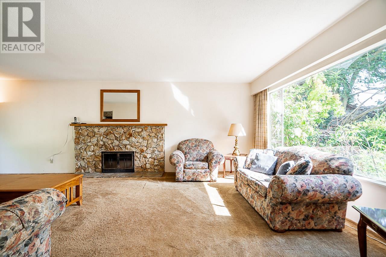 686 Crystal Court, North Vancouver, British Columbia  V7R 2B5 - Photo 5 - R2798224