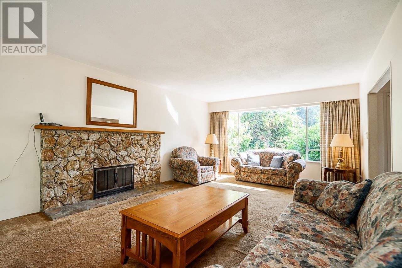 686 Crystal Court, North Vancouver, British Columbia  V7R 2B5 - Photo 7 - R2798224