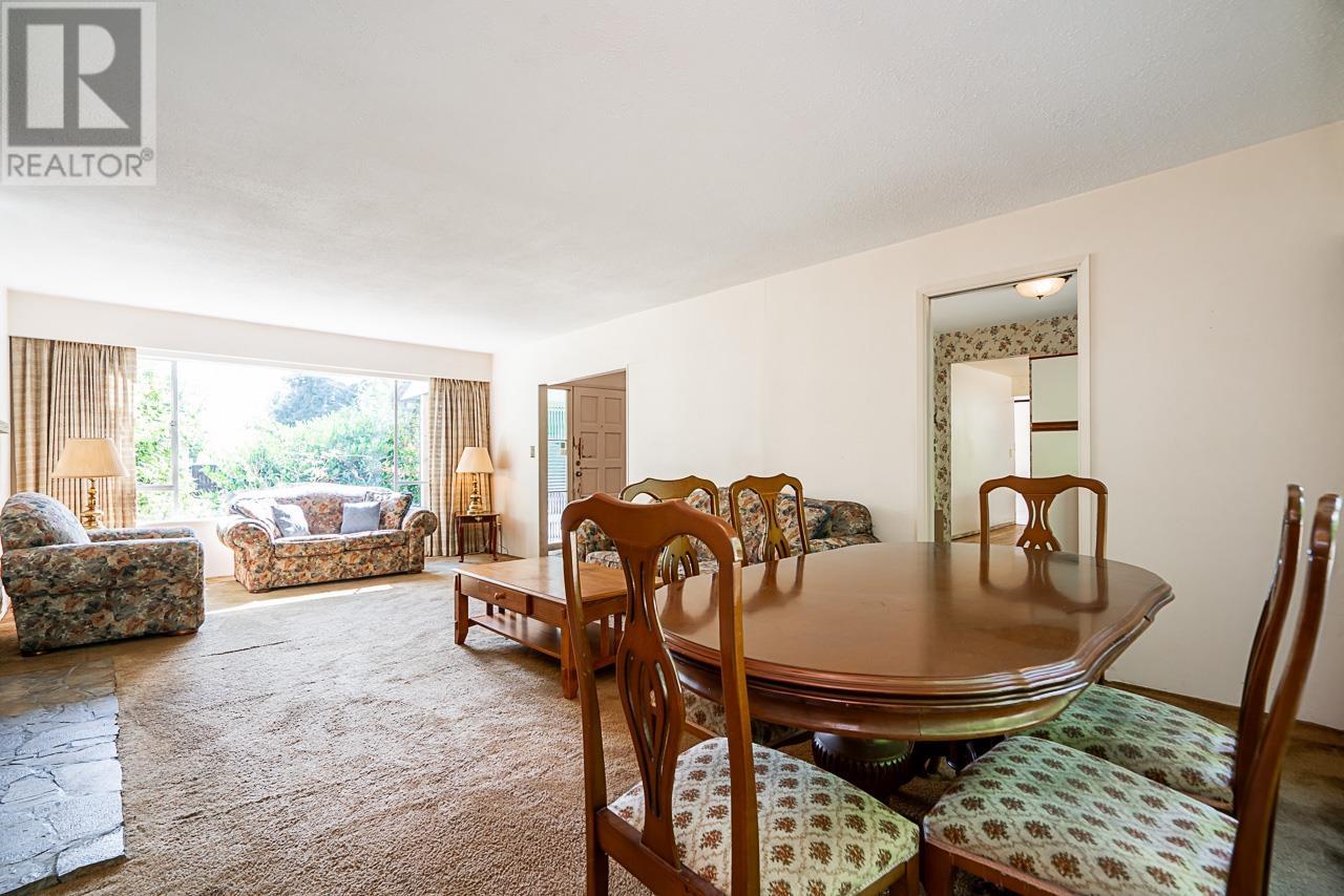 686 Crystal Court, North Vancouver, British Columbia  V7R 2B5 - Photo 9 - R2798224