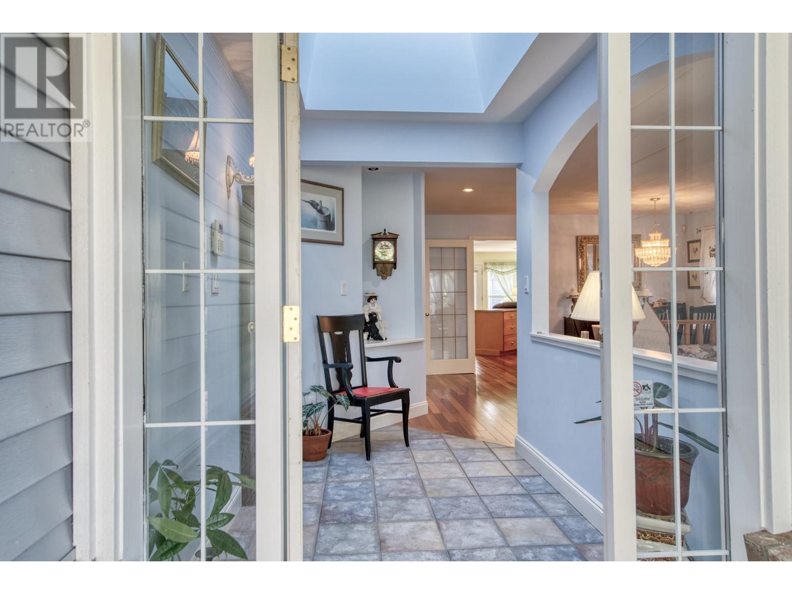 1438 Sunrise Place, Gibsons, British Columbia  V0N 1V5 - Photo 2 - R2798182