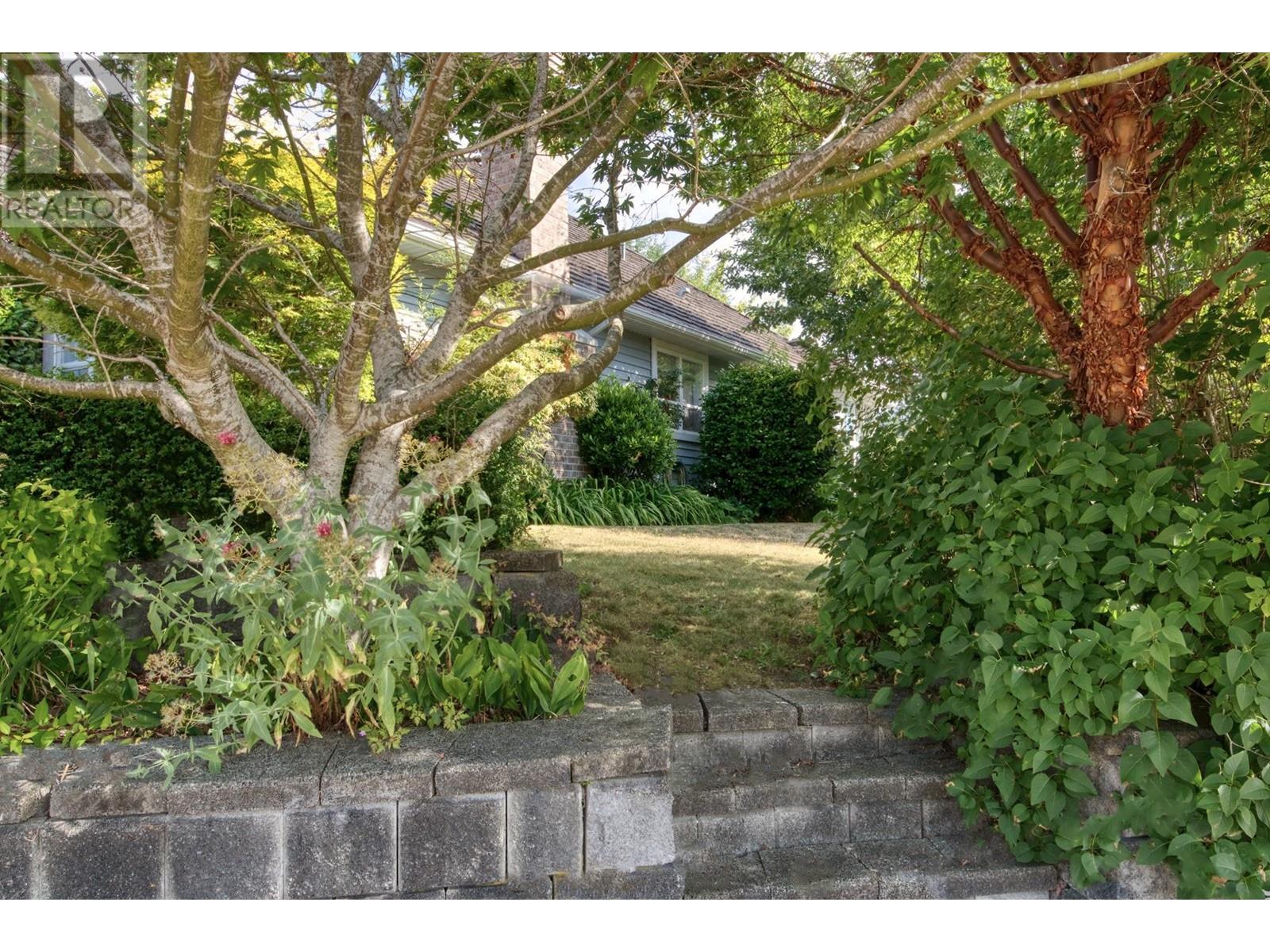 1438 Sunrise Place, Gibsons, British Columbia  V0N 1V5 - Photo 33 - R2798182