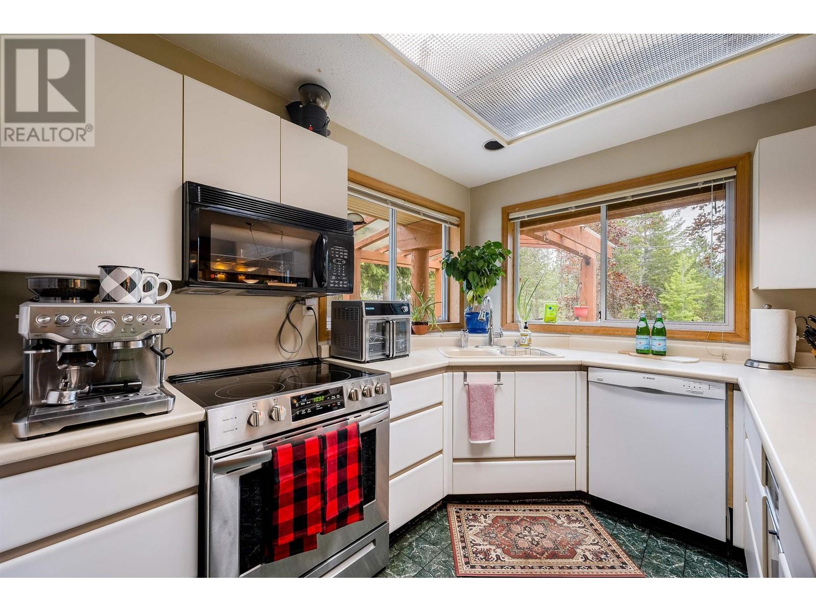 77 Garibaldi Drive, Whistler, British Columbia  V8E 0A7 - Photo 6 - R2798393