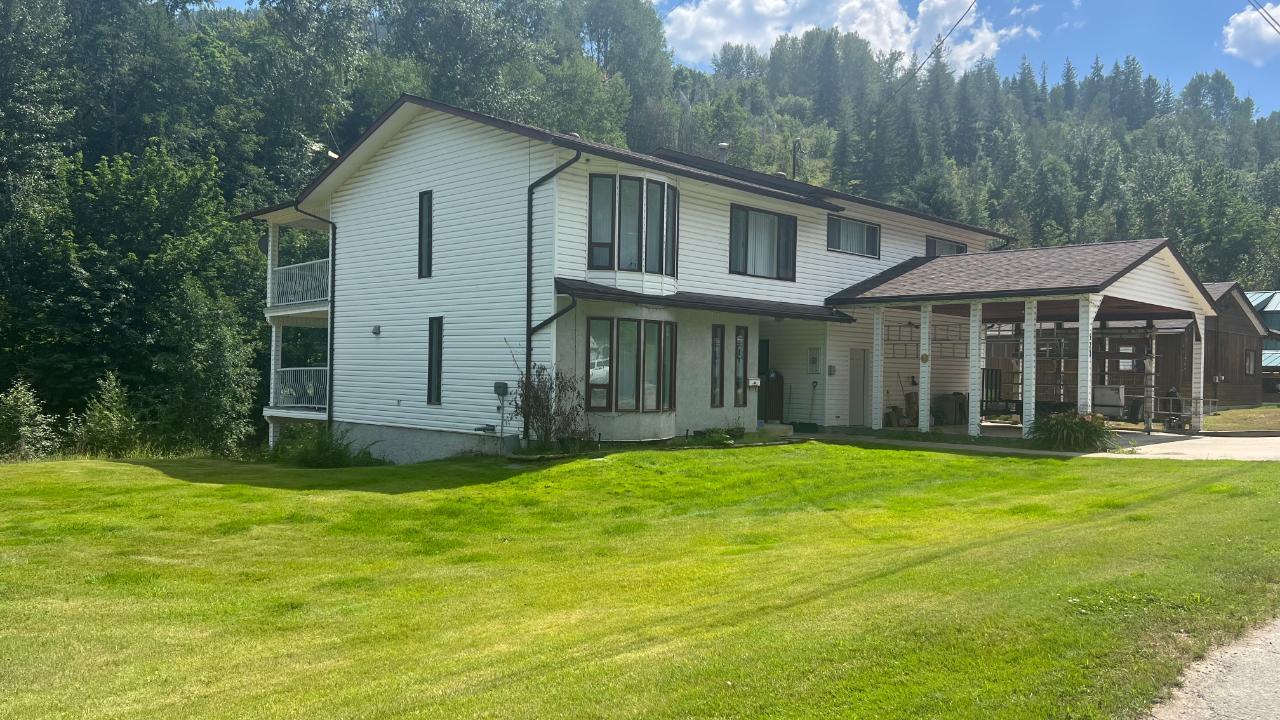 520 WELLINGTON AVENUE, warfield, British Columbia