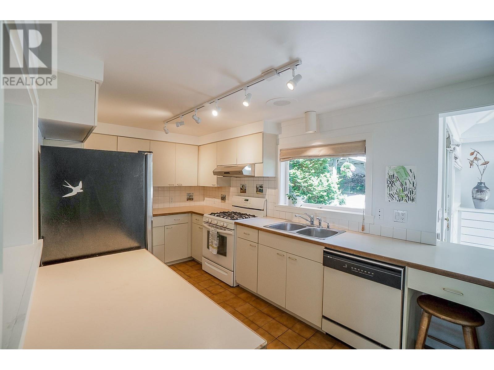 5037 Howe Sound Lane, West Vancouver, British Columbia  V7W 1L3 - Photo 10 - R2800364
