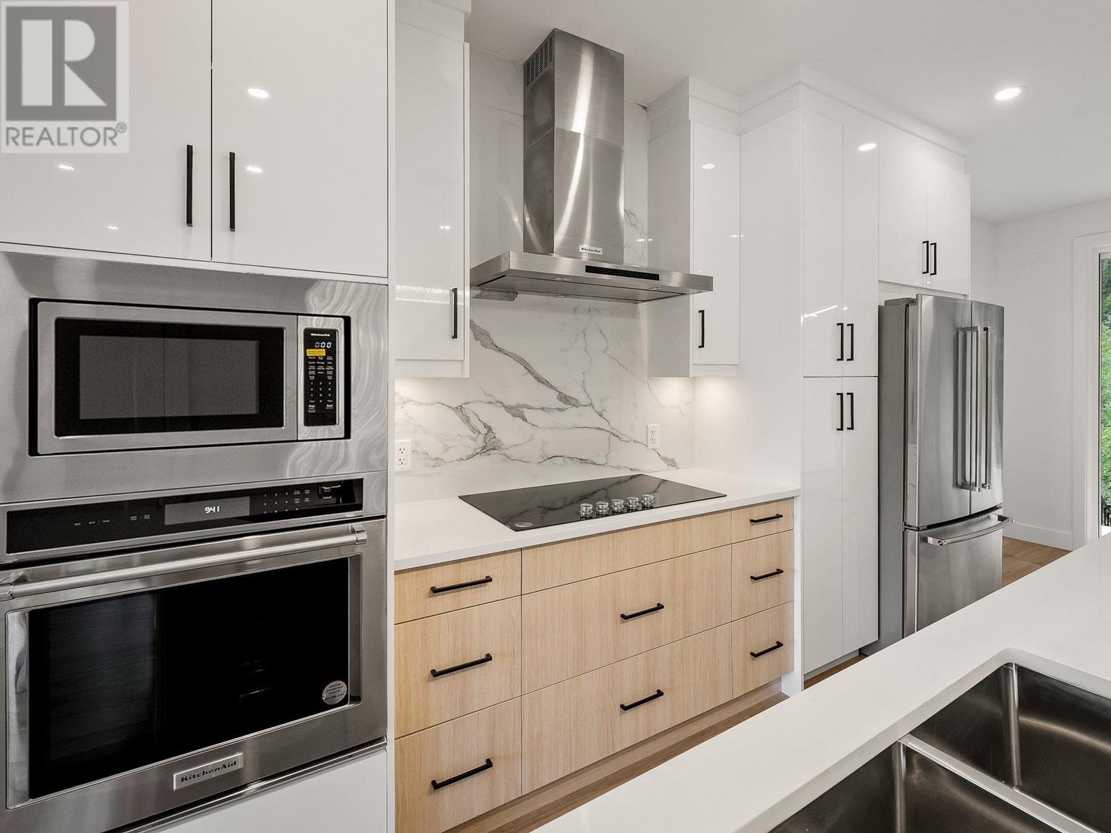 2048 Tiyata Boulevard, Pemberton, British Columbia  V0N 2L1 - Photo 5 - R2801235