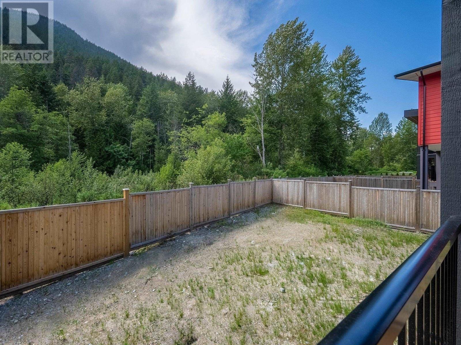 2048 Tiyata Boulevard, Pemberton, British Columbia  V0N 2L1 - Photo 9 - R2801235