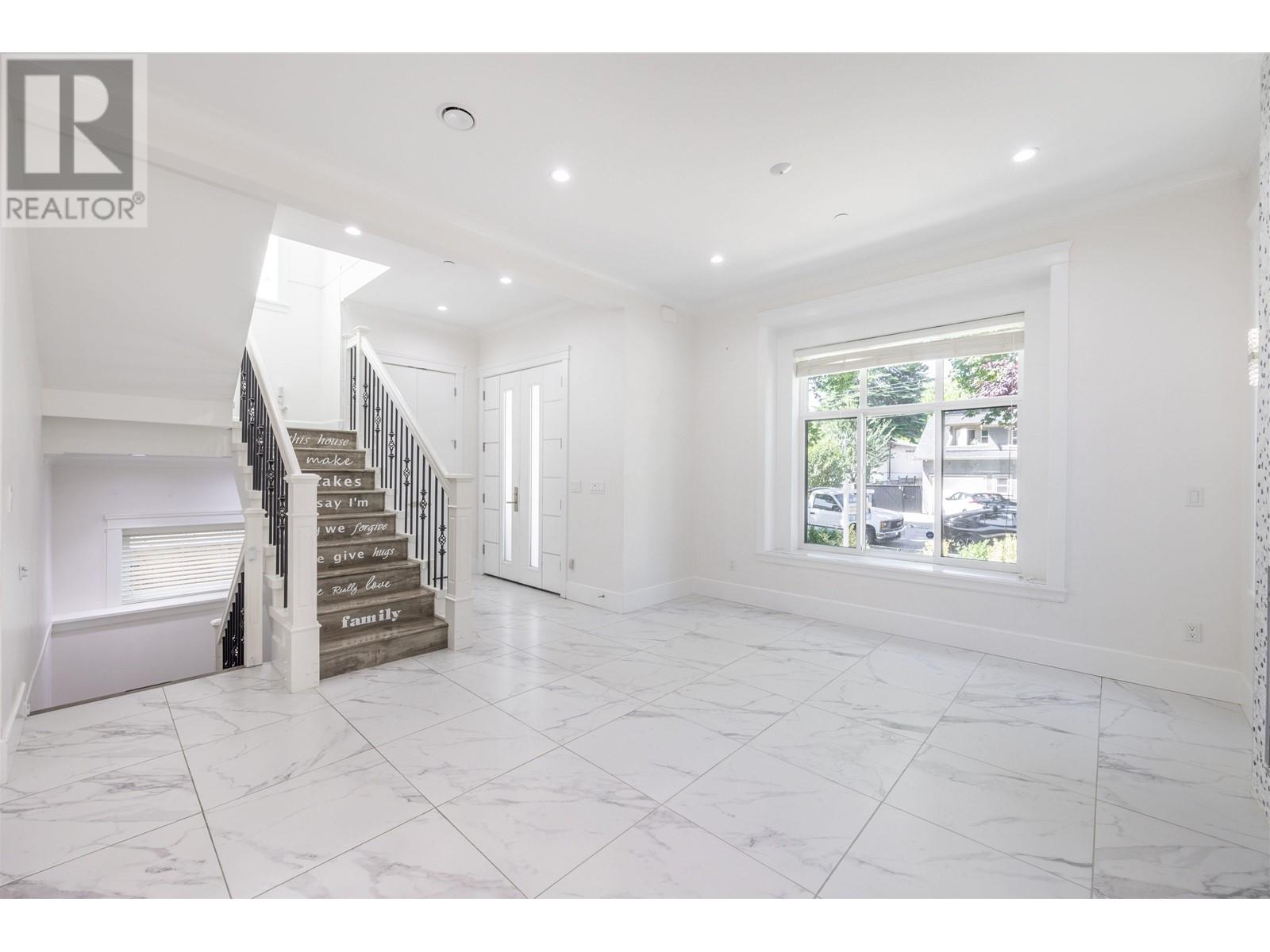 172 Ontario Place, Vancouver, British Columbia  V5W 1S2 - Photo 2 - R2800690
