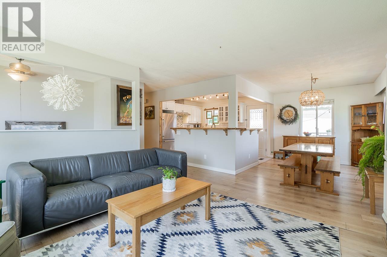 12175 Gee Street, Maple Ridge, British Columbia V2X 7M7 (25686159