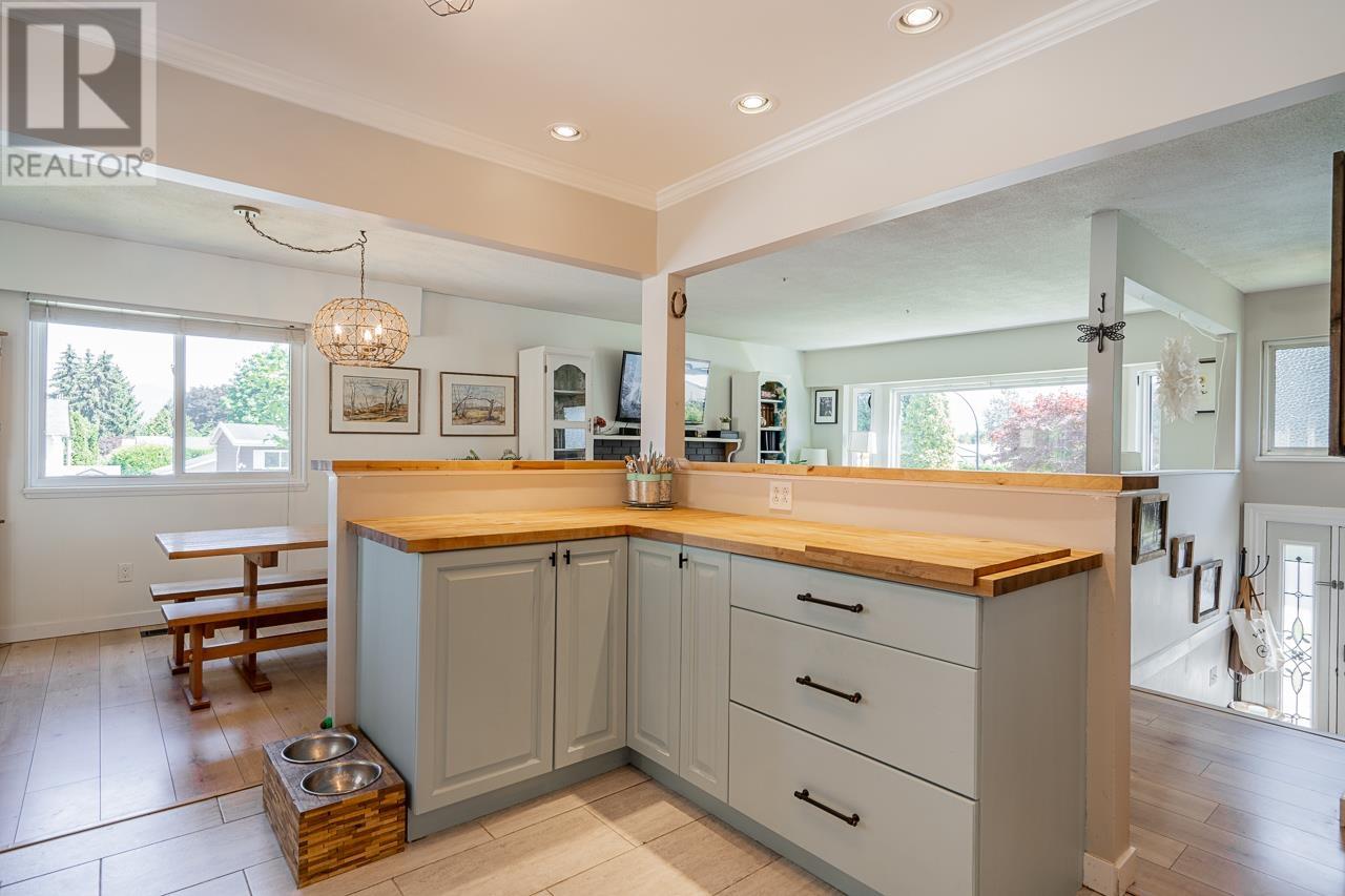 12175 Gee Street, Maple Ridge, British Columbia V2X 7M7 (25686159