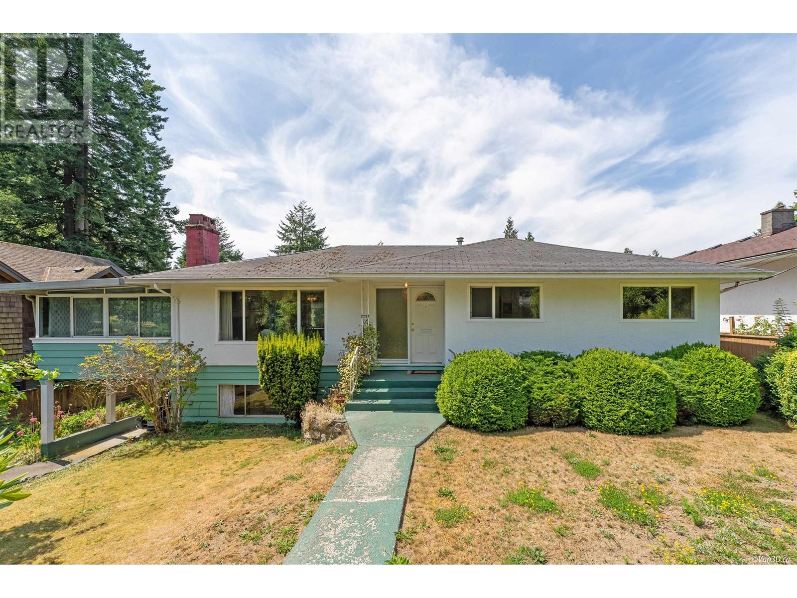 2237 Chesterfield Avenue, North Vancouver, British Columbia  V7M 2P7 - Photo 1 - R2801845