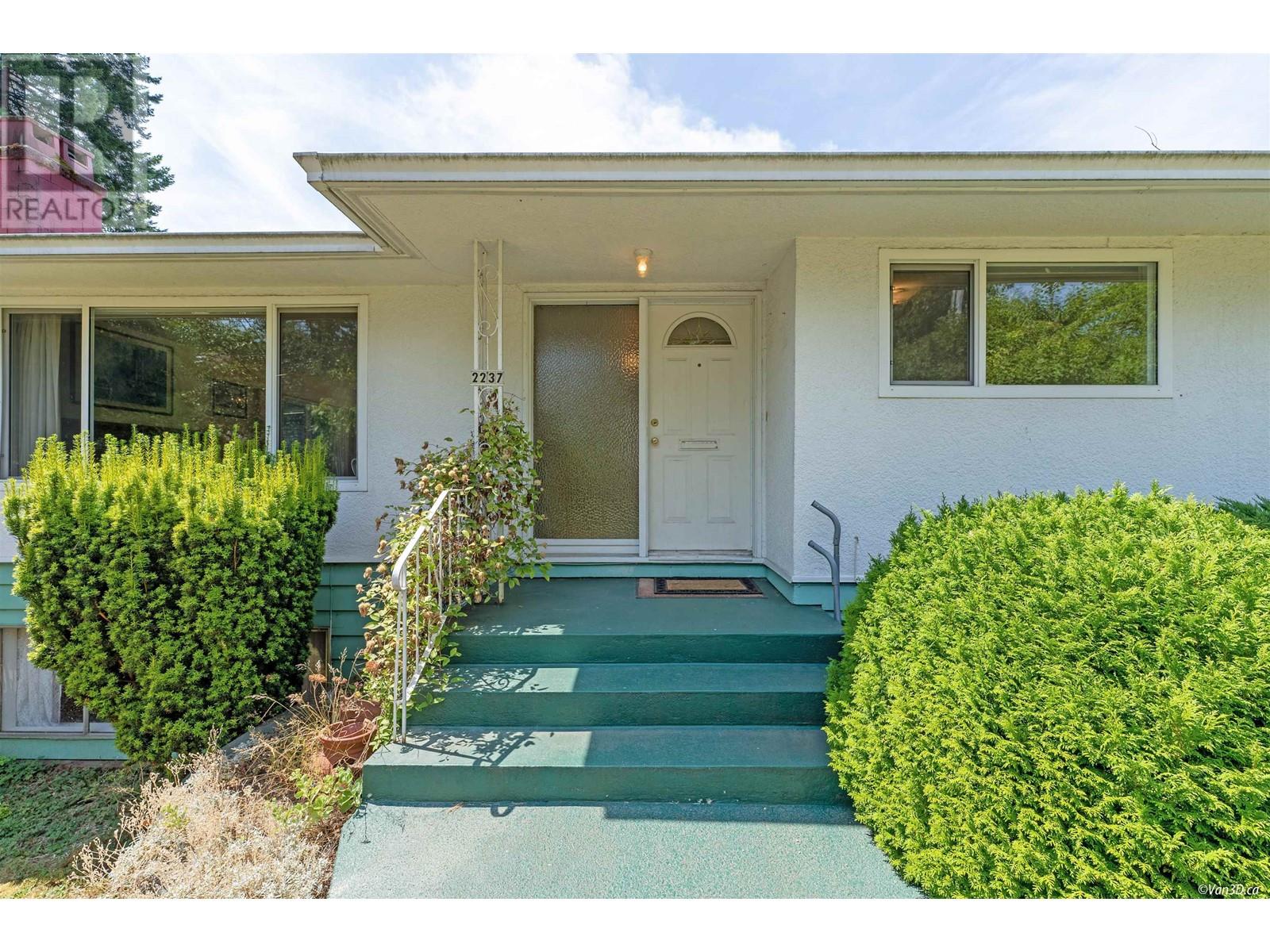 2237 Chesterfield Avenue, North Vancouver, British Columbia  V7M 2P7 - Photo 3 - R2801845