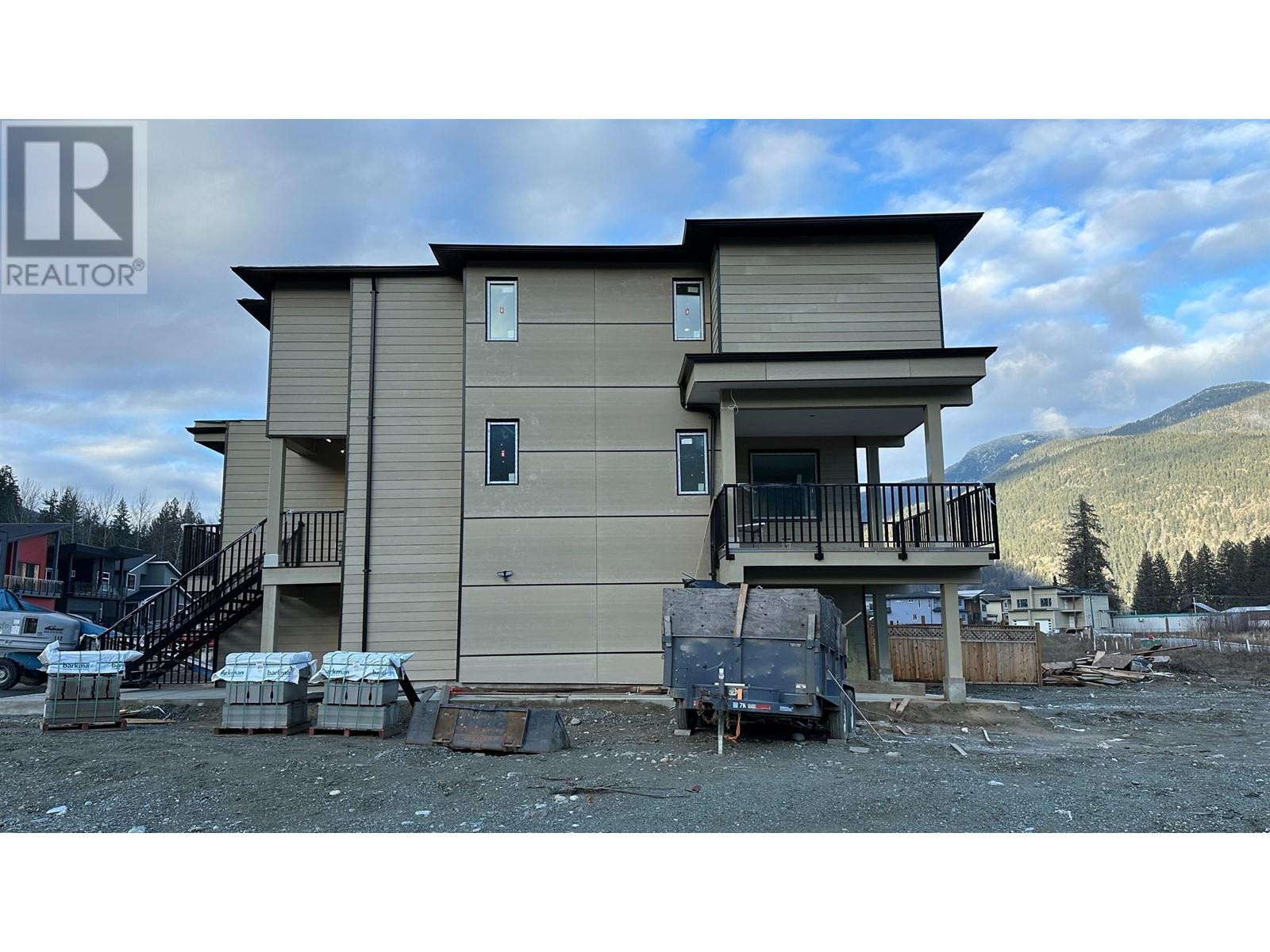 2047 Tiyata Boulevard, Pemberton, British Columbia  V0N 2L1 - Photo 2 - R2802280