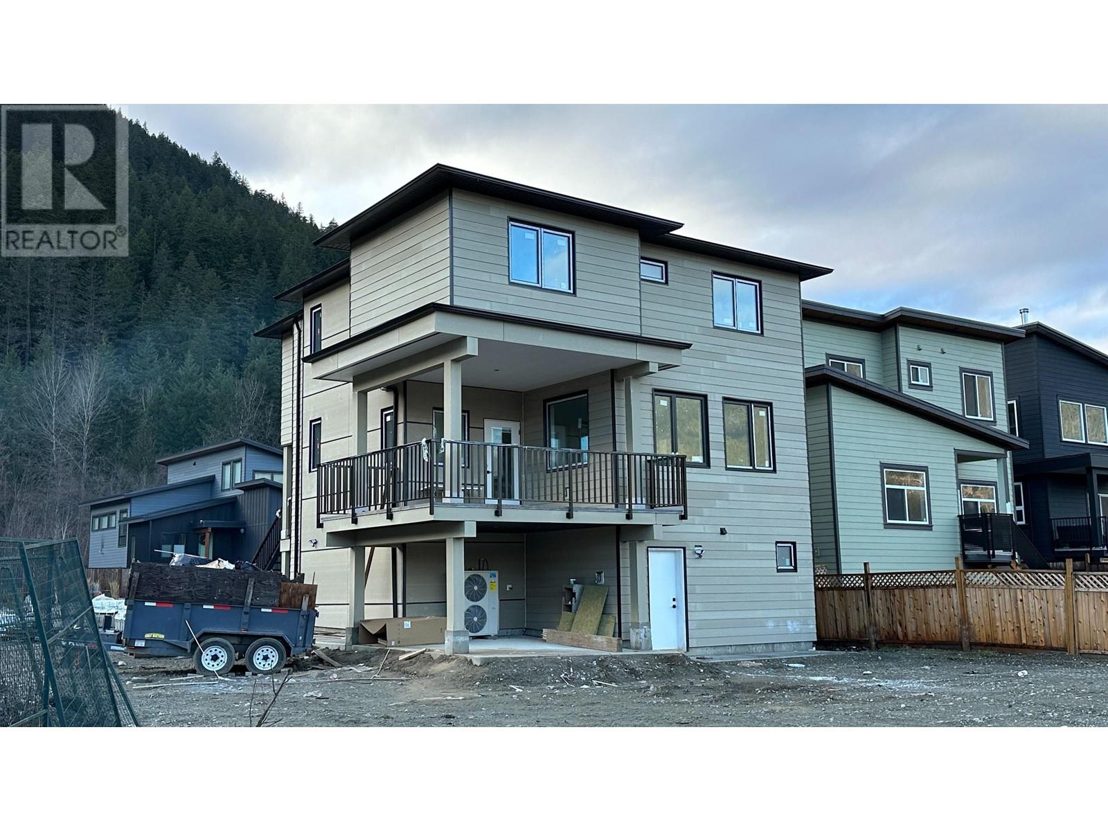 2047 Tiyata Boulevard, Pemberton, British Columbia  V0N 2L1 - Photo 3 - R2802280