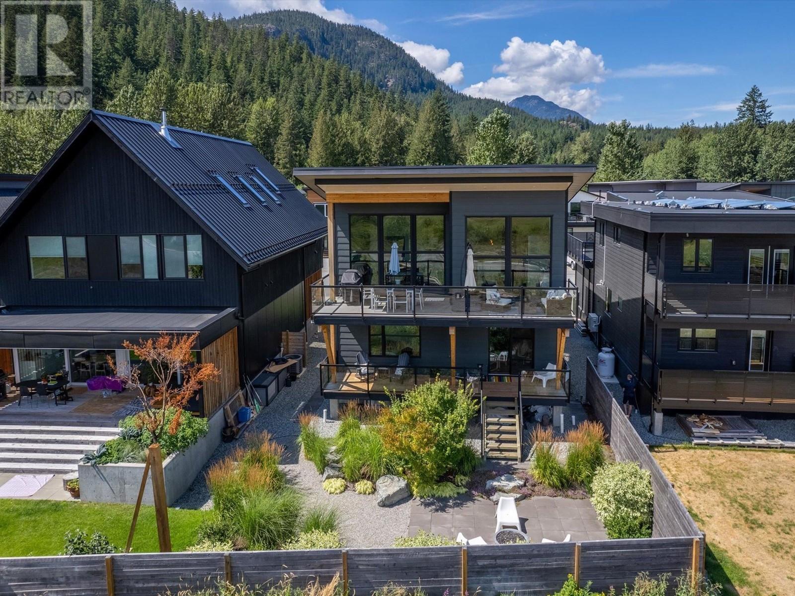 2027 Tiyata Boulevard, Pemberton, British Columbia  V0N 2L1 - Photo 2 - R2802670