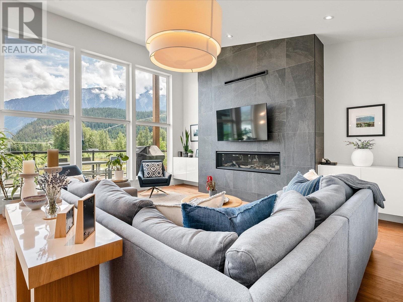 2027 Tiyata Boulevard, Pemberton, British Columbia  V0N 2L1 - Photo 3 - R2802670
