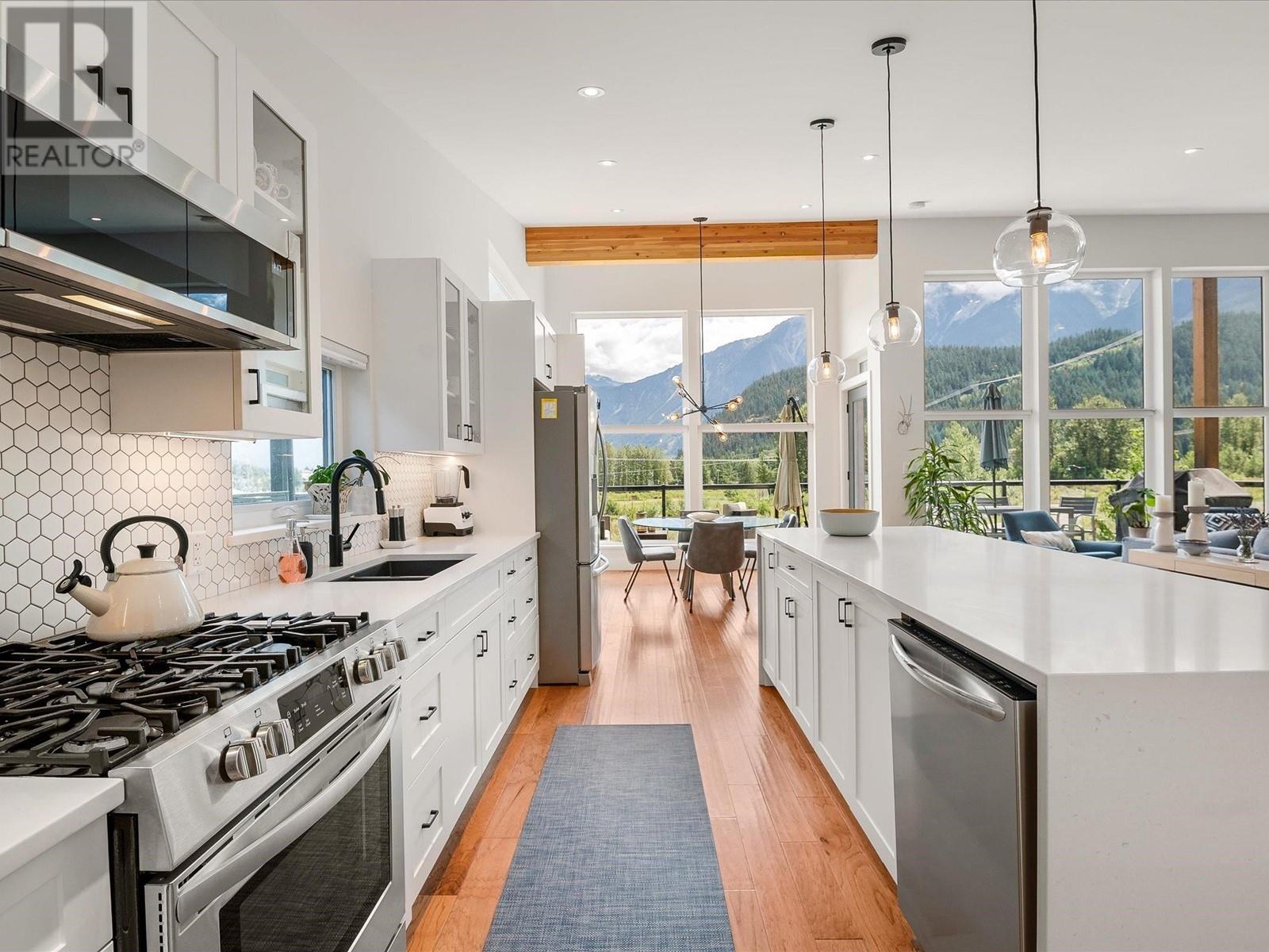 2027 Tiyata Boulevard, Pemberton, British Columbia  V0N 2L1 - Photo 8 - R2802670