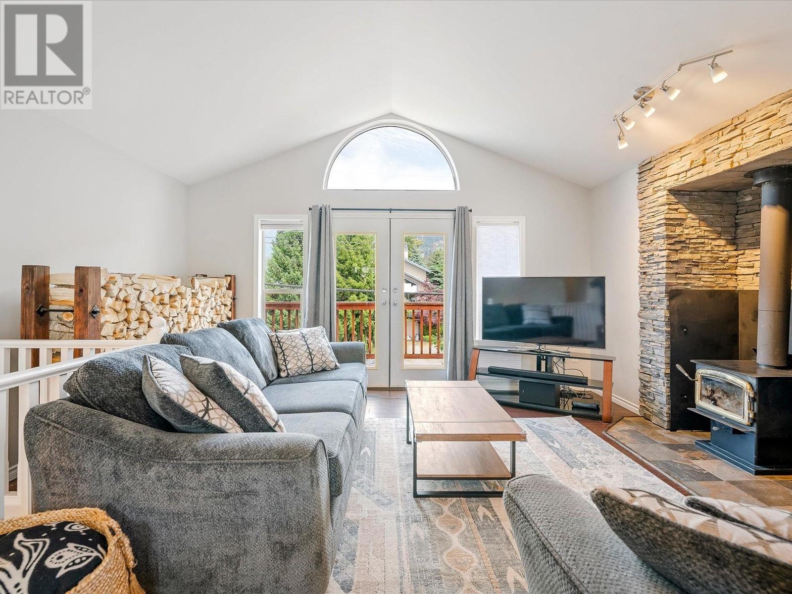 1476 Lupin Street, Pemberton, British Columbia  V0N 2L0 - Photo 2 - R2802700