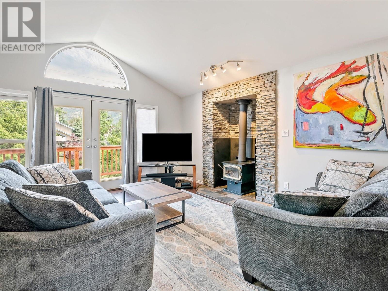 1476 Lupin Street, Pemberton, British Columbia  V0N 2L0 - Photo 3 - R2802700