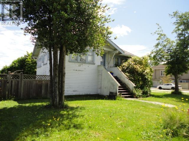 Listing Picture 3 of 5 : 7506 19TH AVENUE, Burnaby / 本拿比 - 魯藝地產 Yvonne Lu Group - MLS Medallion Club Member