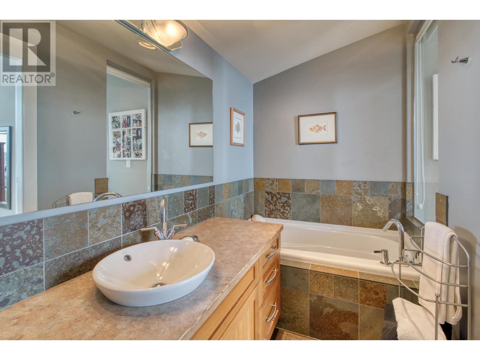 5374 Wakefield Beach Lane, Sechelt, British Columbia  V7Z 0T6 - Photo 23 - R2803710