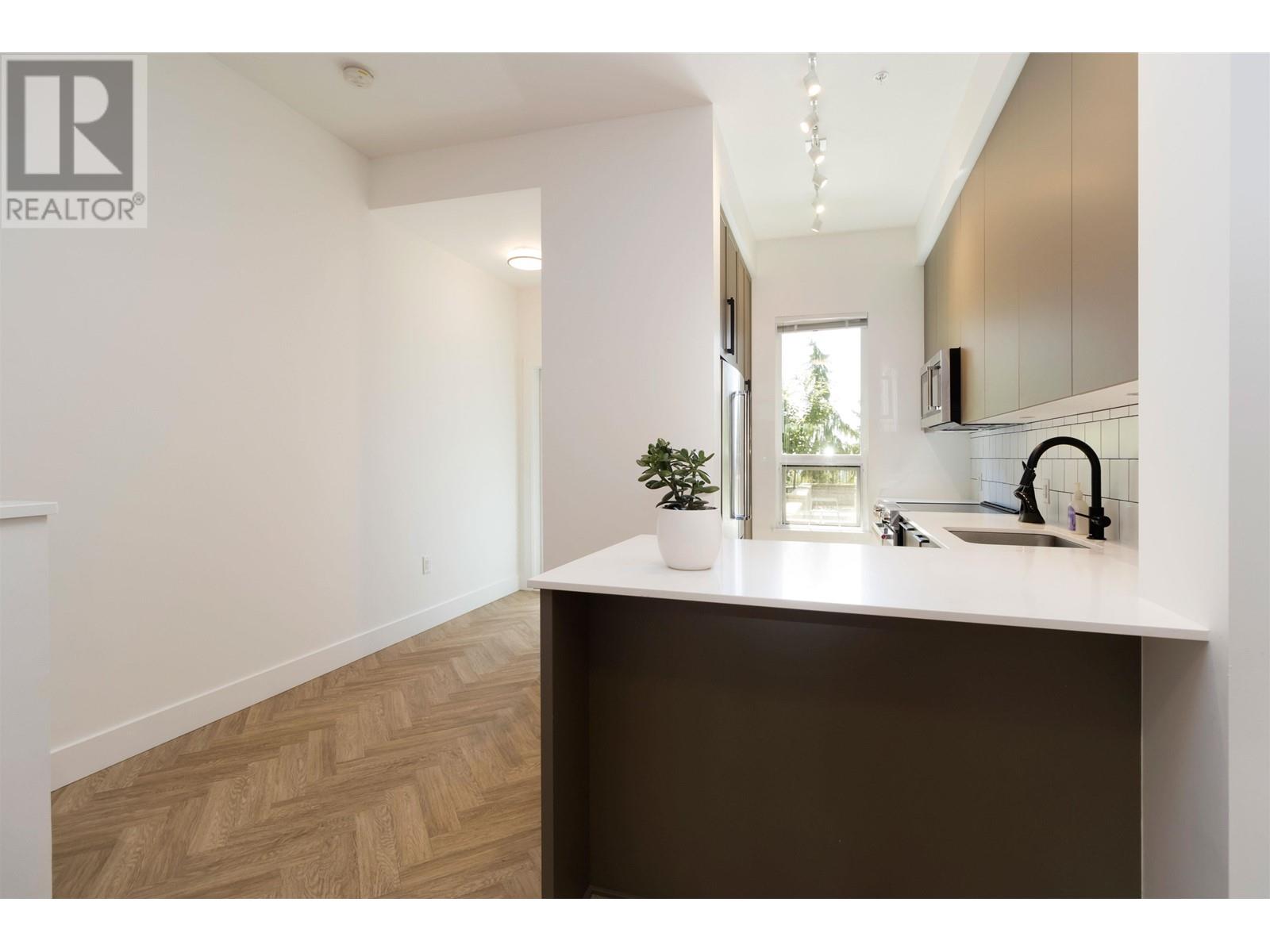 8 9735 UNIVERSITY CRESCENT, burnaby, British Columbia