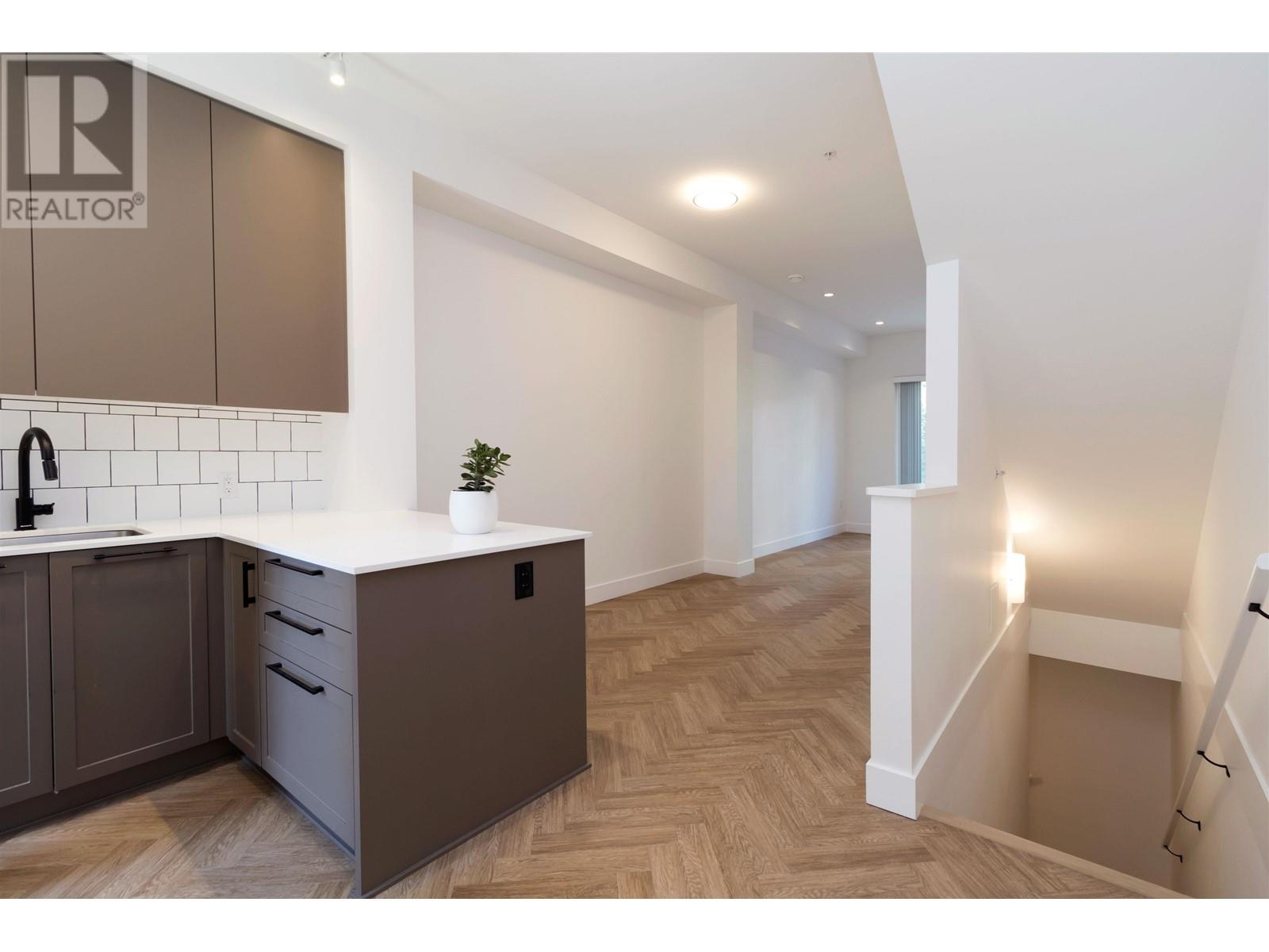 8 9735 University Crescent, Burnaby, British Columbia  V5A 0E5 - Photo 2 - R2799320