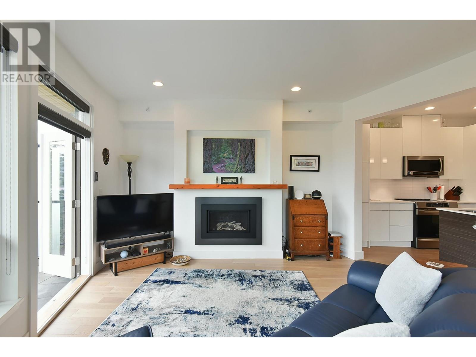 301 5780 Marine Way, Sechelt, British Columbia  V7Z 0L8 - Photo 2 - R2804144