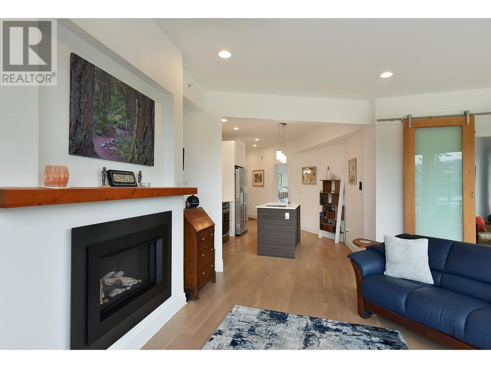 301 5780 Marine Way, Sechelt, British Columbia  V7Z 0L8 - Photo 3 - R2804144