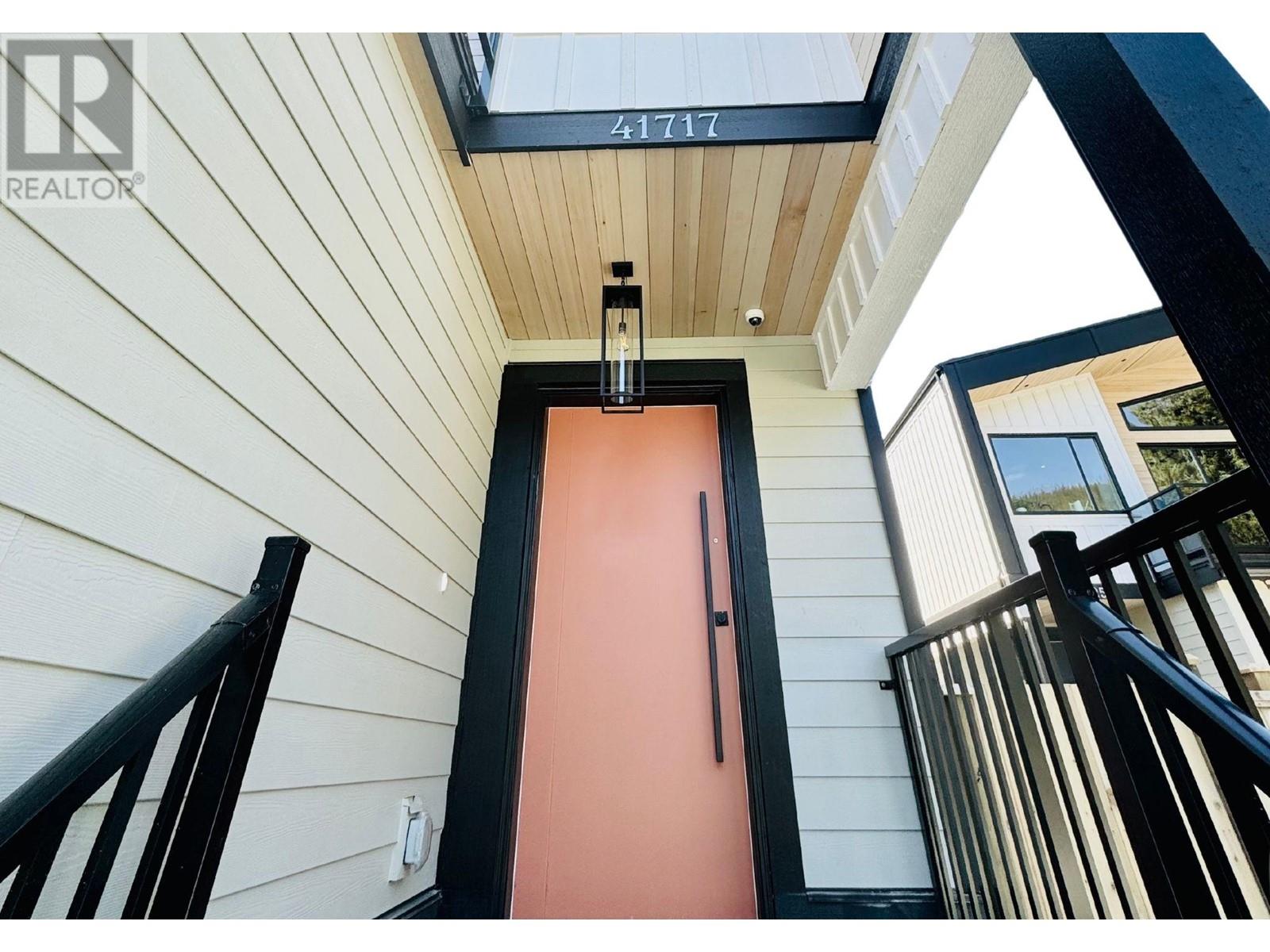 41717 Government Road, Brackendale, British Columbia  V0N 1H0 - Photo 2 - R2804248