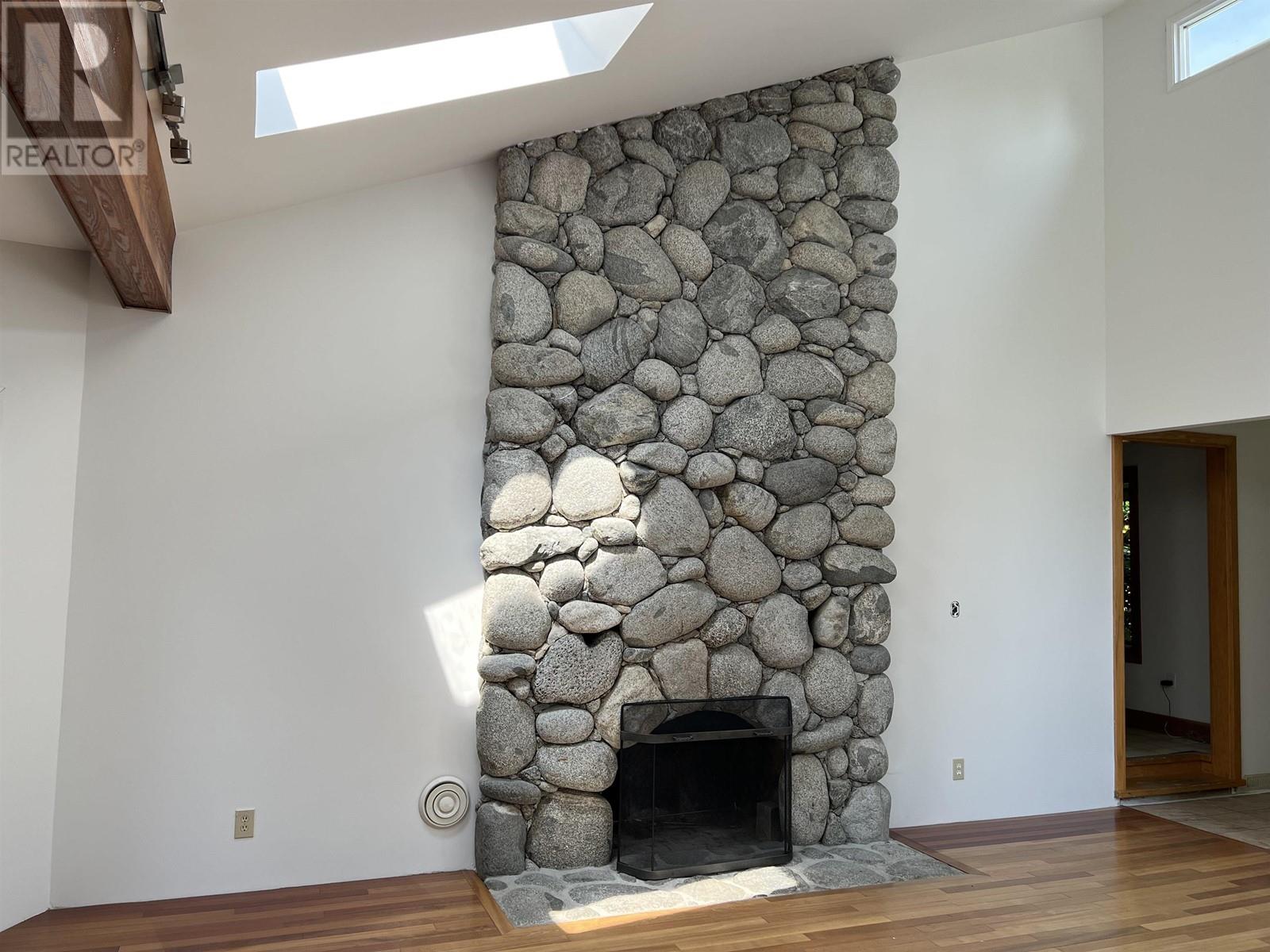 41533 Government Road, Squamish, British Columbia  V0N 1H0 - Photo 3 - R2799817
