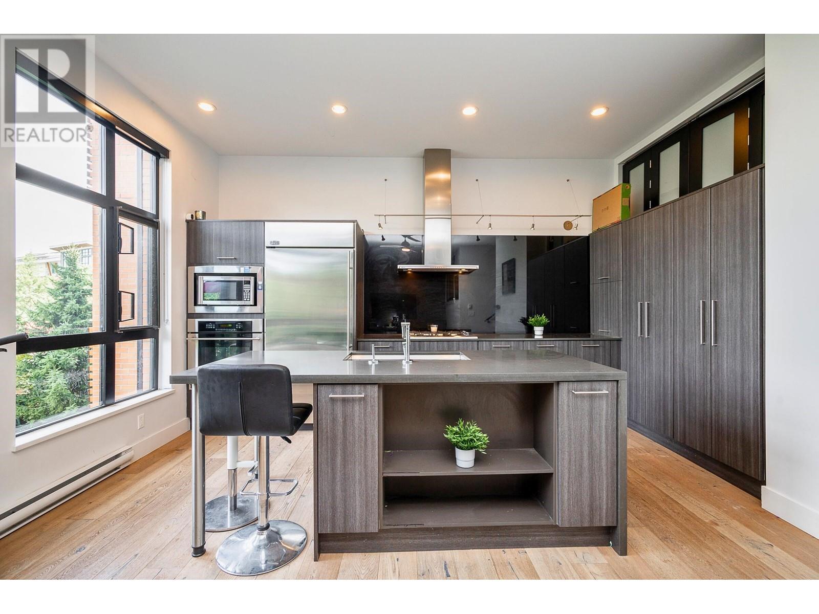 204 220 SALTER STREET, new westminster, British Columbia