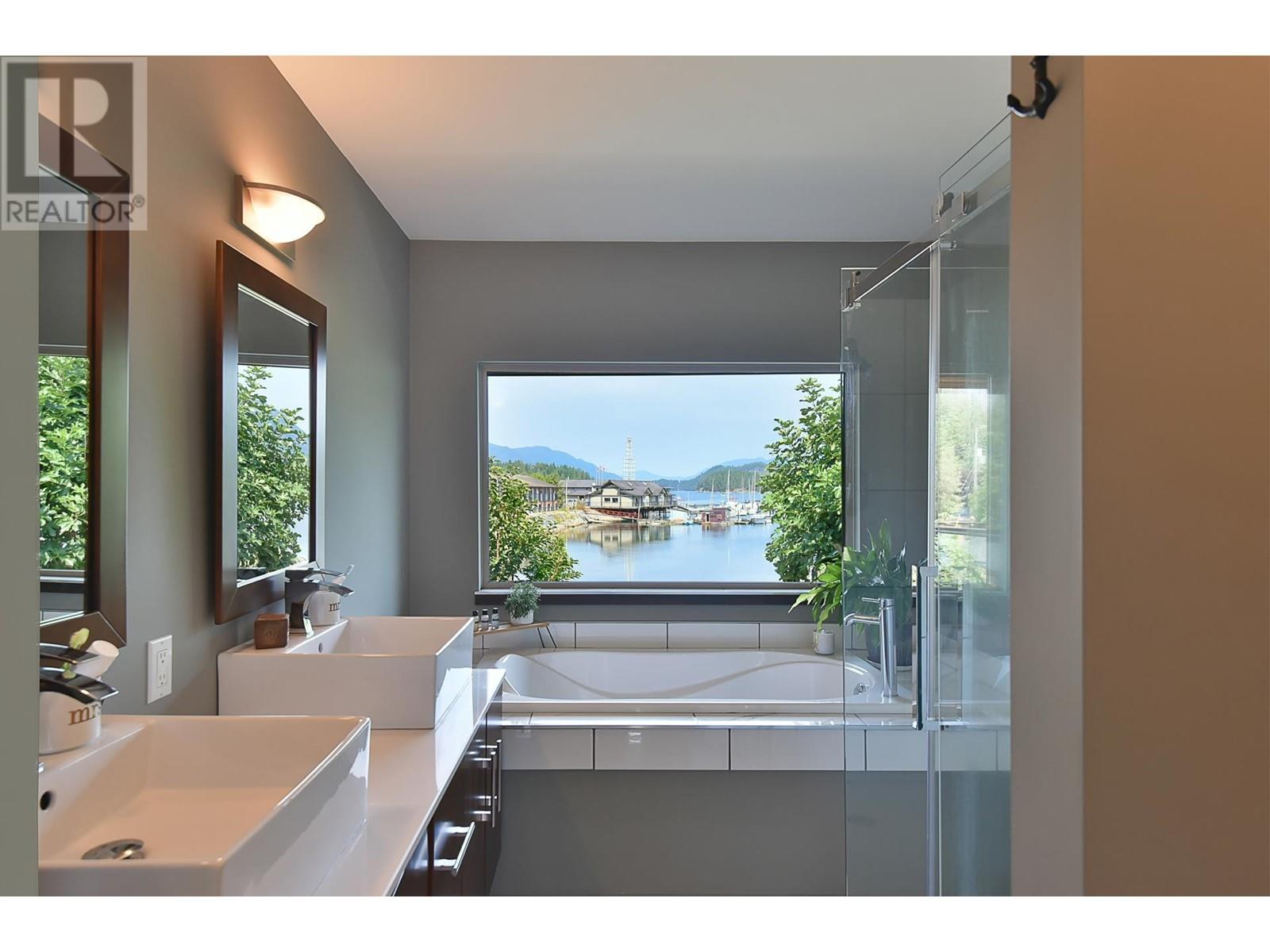 5672 Osprey Street, Sechelt, British Columbia  V0N 3A0 - Photo 10 - R2804584