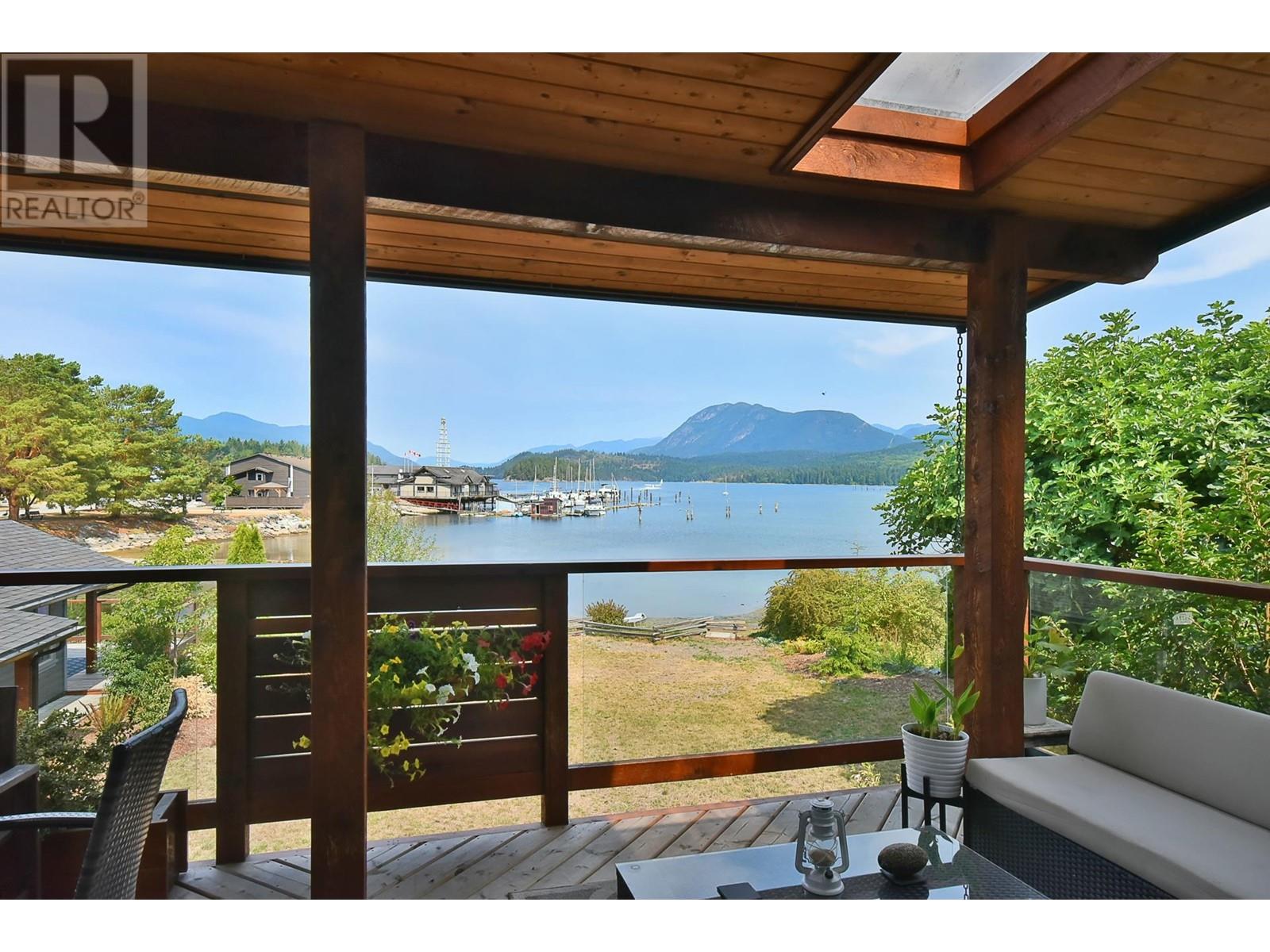5672 Osprey Street, Sechelt, British Columbia  V0N 3A0 - Photo 2 - R2804584